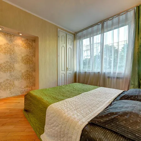 3-кімнатні в центрі, поруч ст. м. університет Apartment
