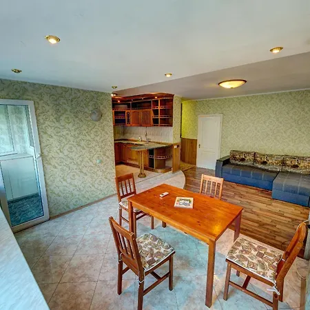 3-кімнатні в центрі, поруч ст. м. університет Apartment Kyiv