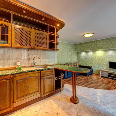 3-кімнатні в центрі, поруч ст. м. університет Apartment